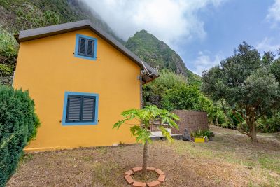 yellow-house-017