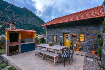 yellow-house-105