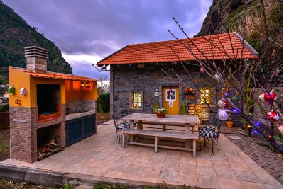 yellow-house-114