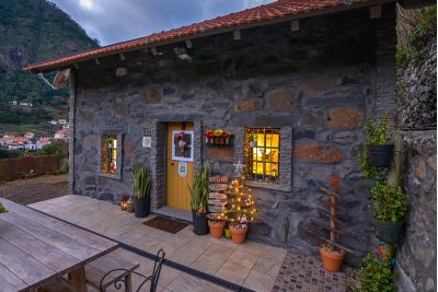 yellow-house-110