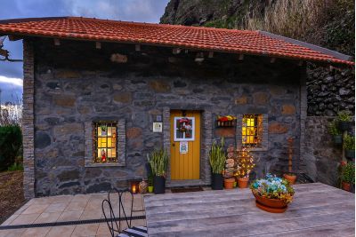 yellow-house-108